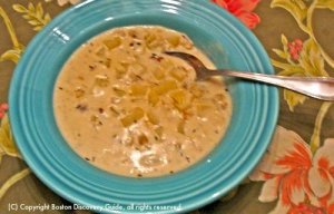 Bowl of New England clam chowder / New England Clam Chowder Recipe - title=