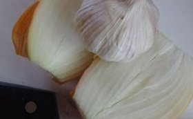 fresh garlic for preparing saltfish